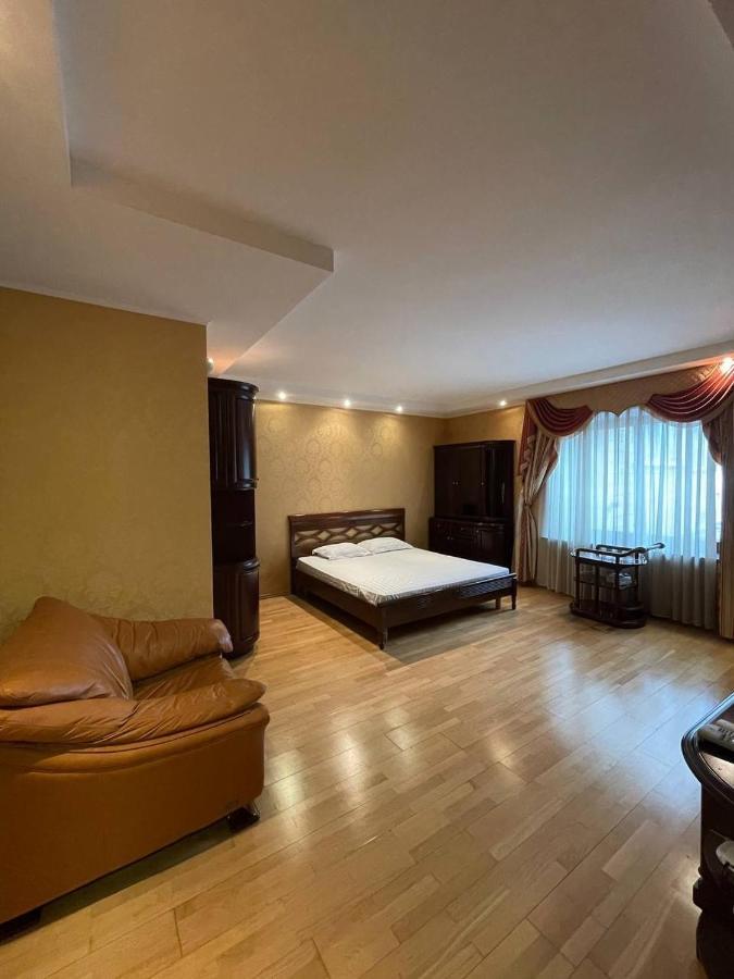 One Bedroom Kreschatik Str 4 Kijev Kültér fotó